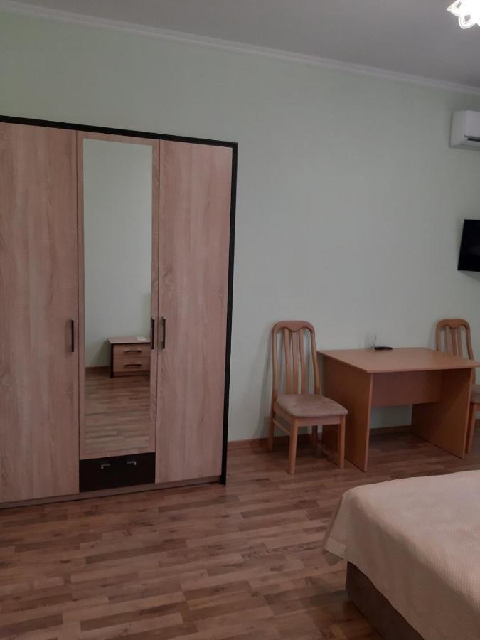 Готель Баронський Двір Chernivtsi Ngoại thất bức ảnh