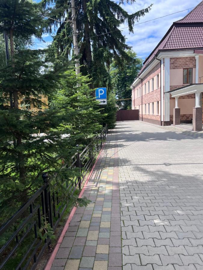 Готель Баронський Двір Chernivtsi Ngoại thất bức ảnh